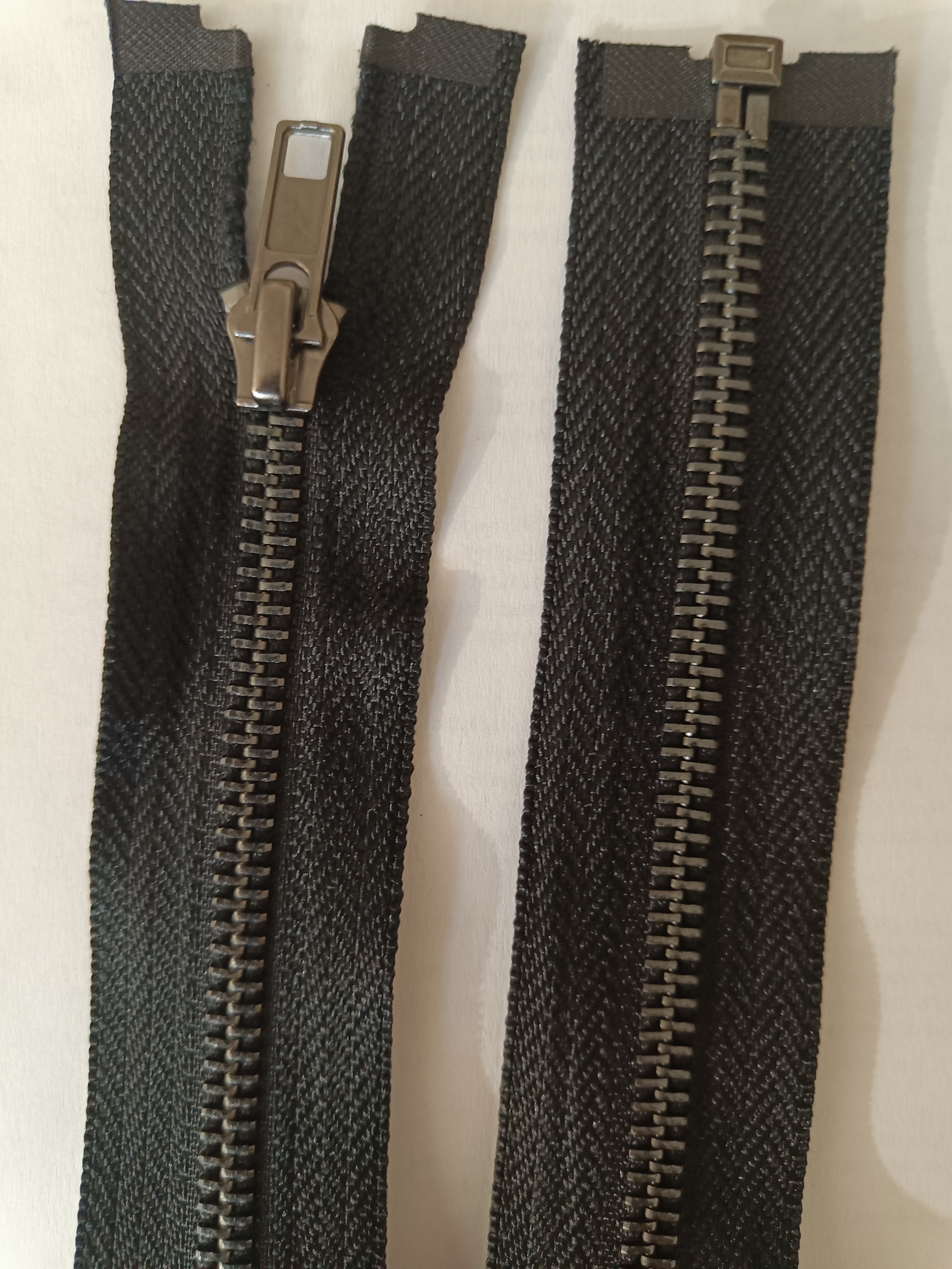 Zips kovový otvárateľný čierny nikel 85cm ; 332